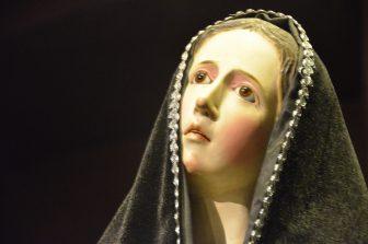 maria-bogota-colombia-statua-legno