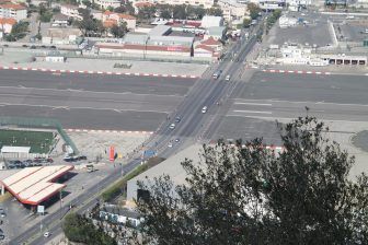 ジブラルタルの空港、滑走路に道路が通っている様子