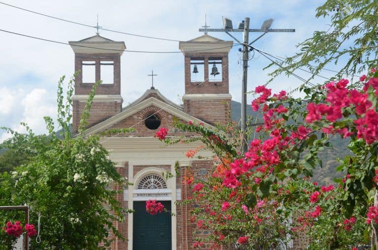 Santa Fe de Antioquia – church and flowes, Dec.2016 (Santa Fé de Antioquia)