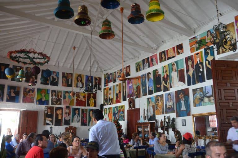 El restaurante con muchos cuadros