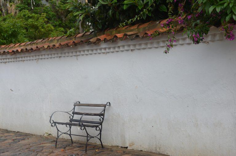 Villa de Leyva – bench and white wall, Dec.2016 (Villa de Leyva)