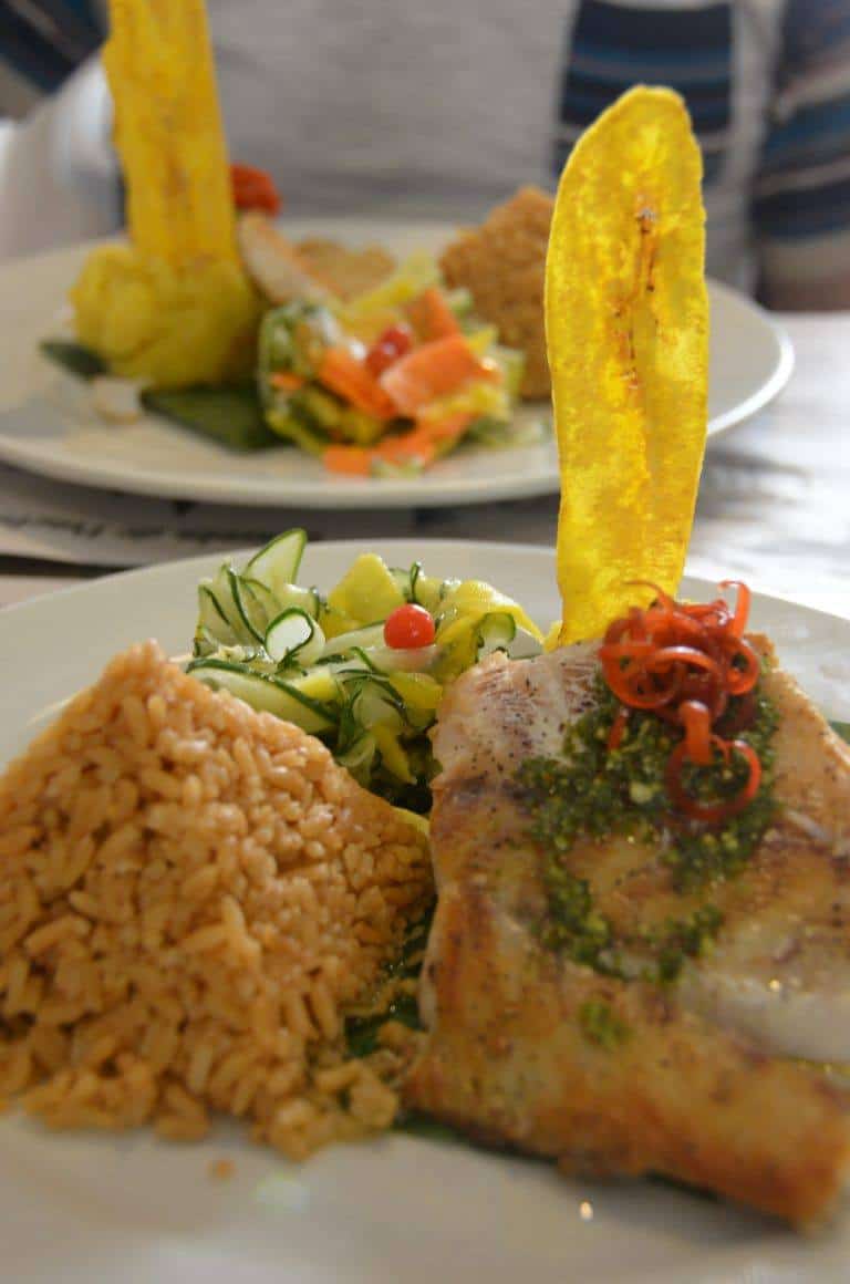 Comida en un restaurante popular