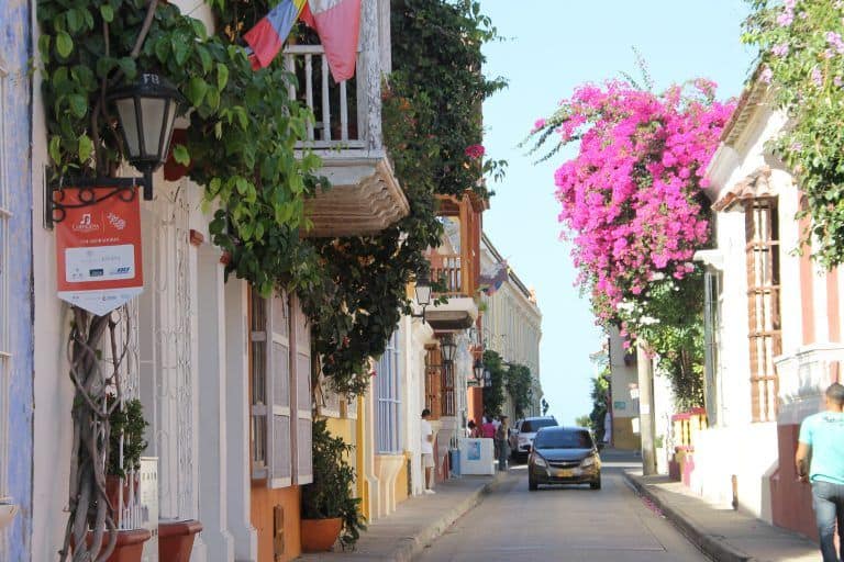Cartagena – street with flowers, Jan.2017 (Cartagena)