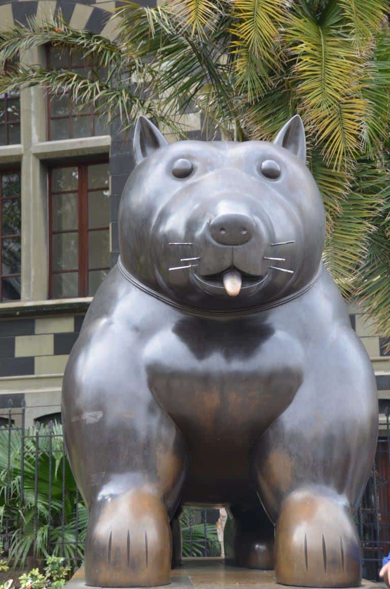 メデジン、ボテロ広場－「犬」 2016年12月 (メデジン)
