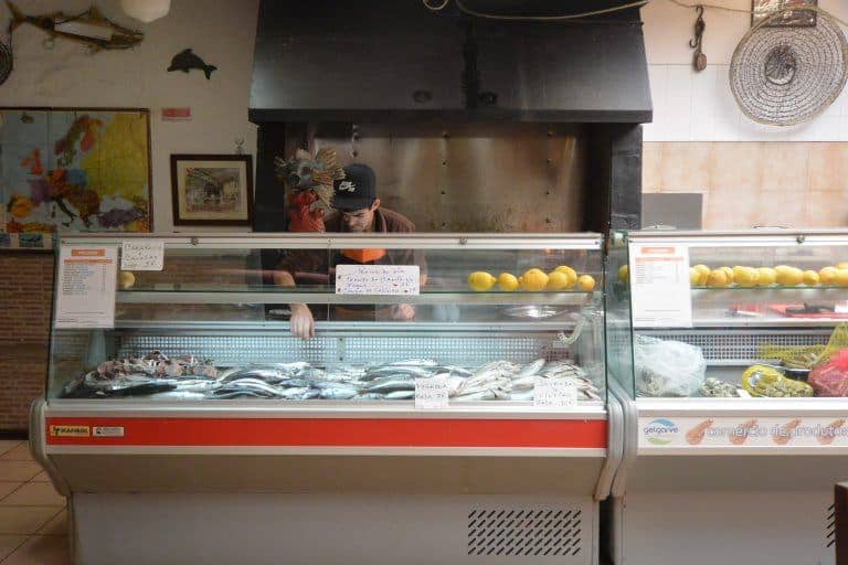 Faro, restaurant – glass case, Feb.2017 (Faro)