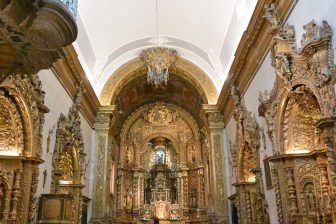 ポルトガル、ファロの骨のチャペルがあるカルモ教会の祭壇