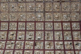ポルトガル、ファロにあるカルモ教会の骨のチャペル