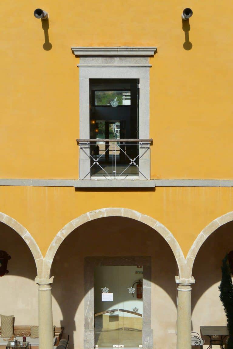 Tavira, hotel – window above courtyard, Feb.2017 (Tavira)