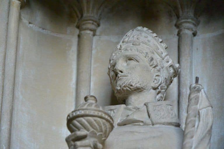 Winchester, cathedral – detail of the statue, Mar.2017 (Winchester)