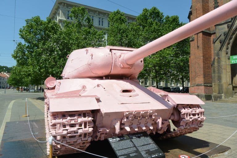 ピンクの戦車、核シェルター、そしてソーセージ