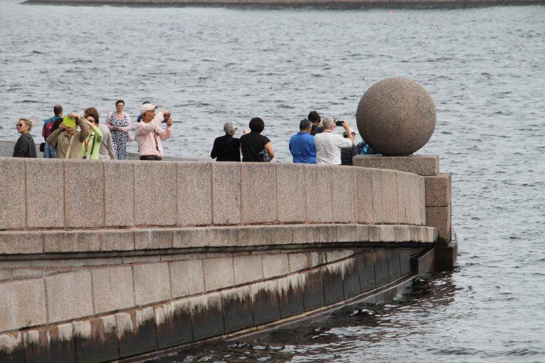 Saint Petersburg – tourists at Strelka Of Vasilievskiy Island, Aug.2017 (Saint Petersburg)