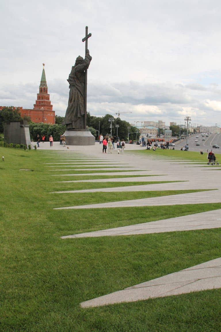 Moscow – towards the statue of Vladimir the Great, Aug.2017 (Moscow)