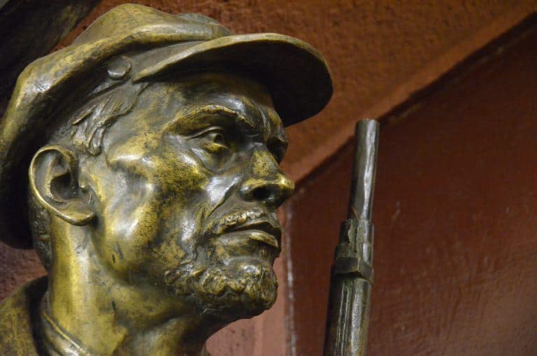 Moscow, metro – detail of the statue, Aug.2017 (Moscow)