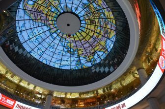 Moscow metro – people at the platform, Aug. 2017