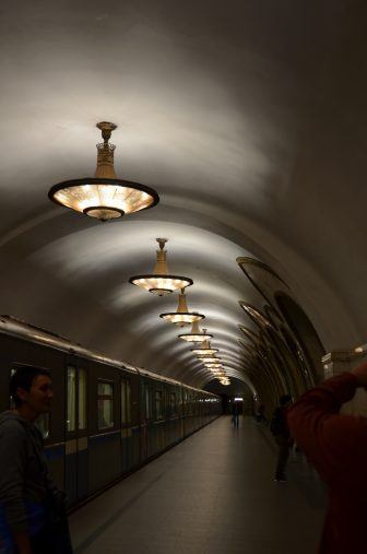 モスクワの地下鉄ーベロルースカヤ駅の内装 2017年8月