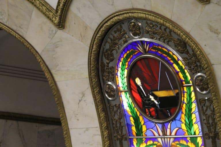 Moscow metro – pianist at Novoslobodskaya, Aug.2017 (Moscow)