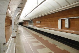モスクワの地下鉄－キエフスカヤ駅を電車の中から