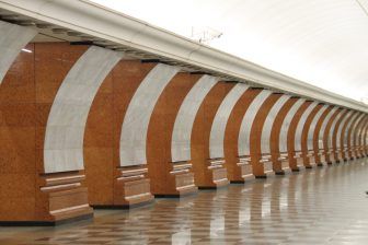 モスクワの地下鉄－キエフスカヤ駅を電車の中から
