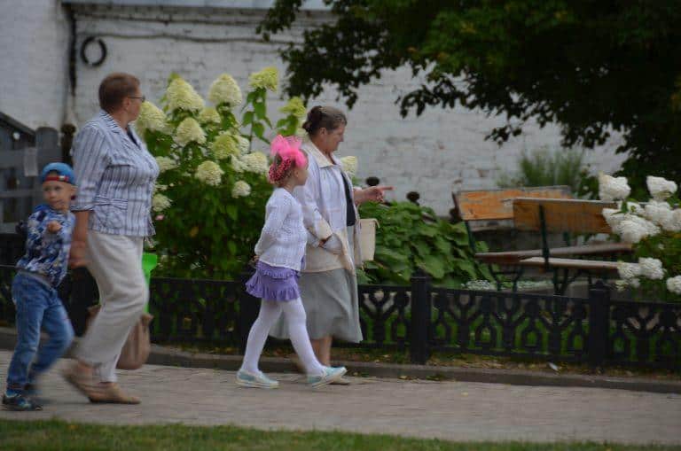 Yaroslavl, Transfiguration Monastery – typical Russian girl, Aug.2017 (Yaroslavl)