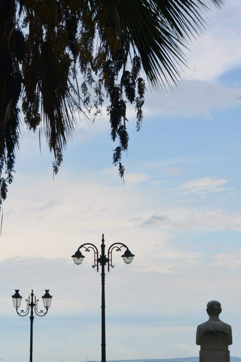 Zakynthos Town – lamp and statue, Sept.2017 (Zakynthos)