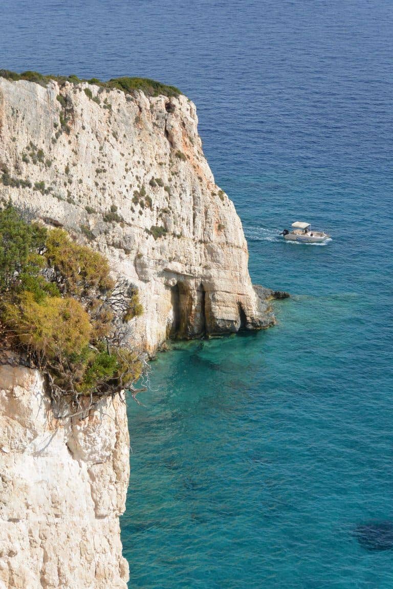 Zakynthos – cliff and a boat, Sept.2017 (Zakynthos)
