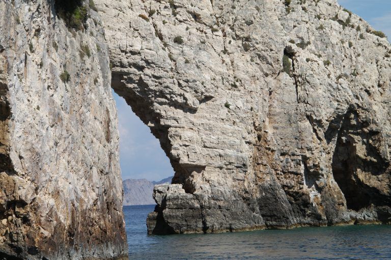 ザキントス島、ケリ・ケーブ－岩の壁 2017年9月 (ザキントス島)