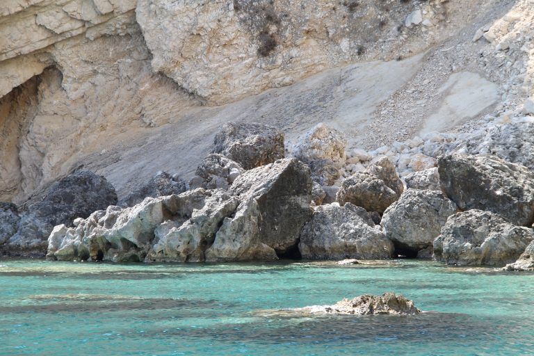 ザキントス島、ケリ・ケーブ－薄い色の海 2017年9月 (ザキントス島)