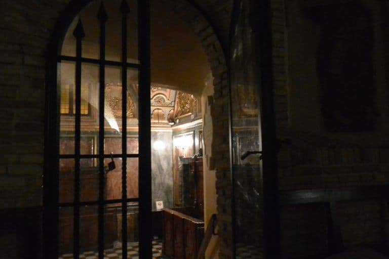 Chieti, Cathedral -opening the door, Nov.2017 (Abruzzo)