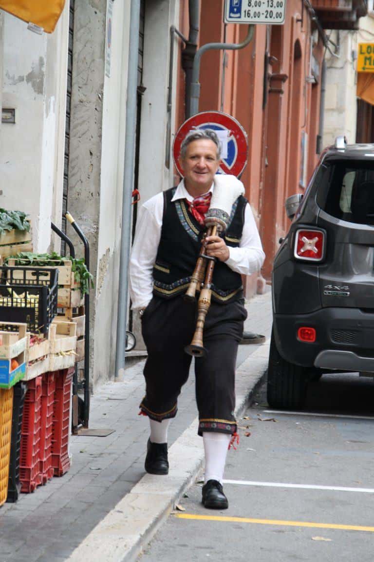 Guardiagrele – bugpiper in costume, Nov.2017 (Abruzos)