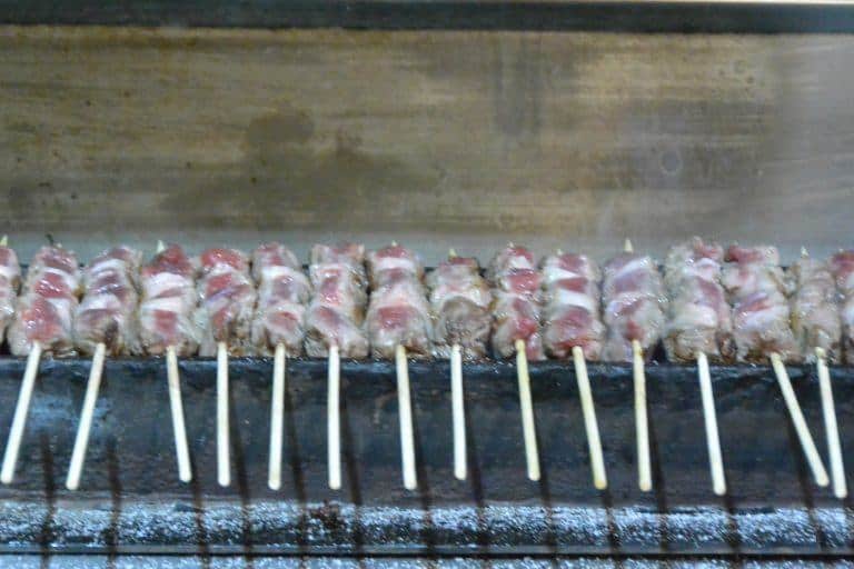 焼き鳥ならぬ焼き羊と、小さいピッツァ