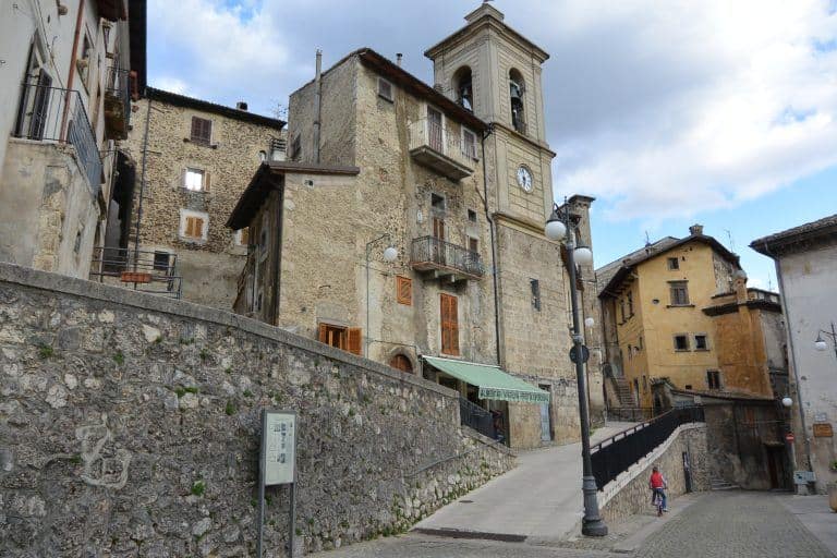 A Scanno passando vicino al lago tranquillo