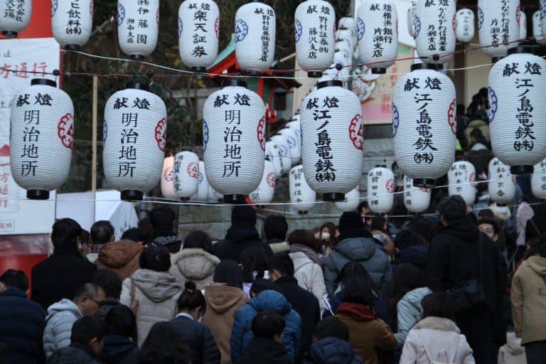 Enoshima – lanterns and people, Jan.2018 (Enoshima)