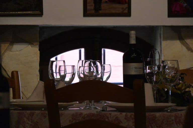 Antequera, Restaurante Plaza de Toros – glasses, Feb.2018 (Antequera) (Andalucia)