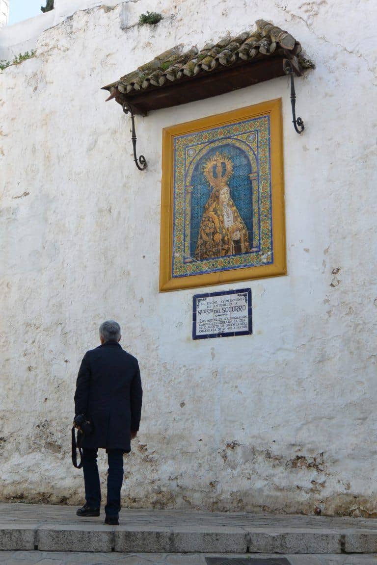 Antequera – walk along the wall with a picture, Feb.2018 (Antequera) (Andalucia)