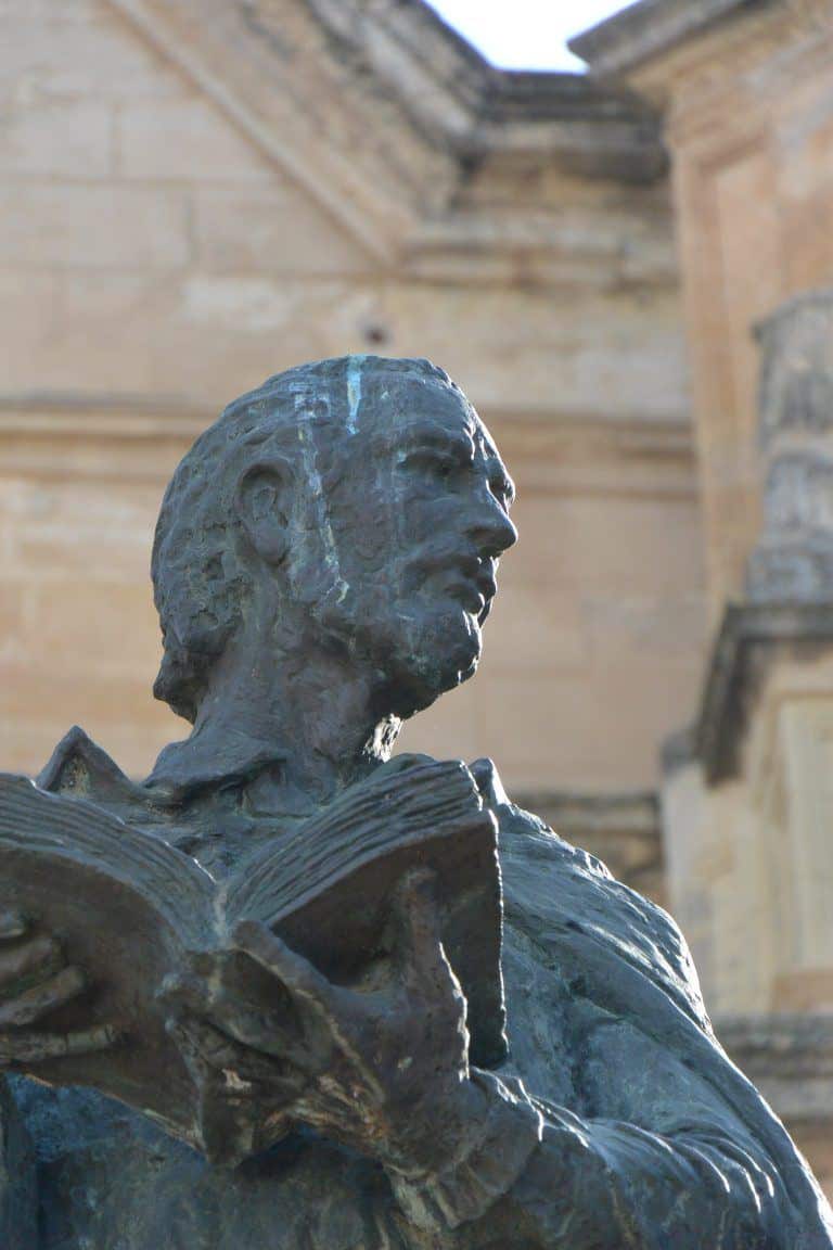 Antequera – statue in front of the church, Feb.2018 (Antequera) (Andalucia)
