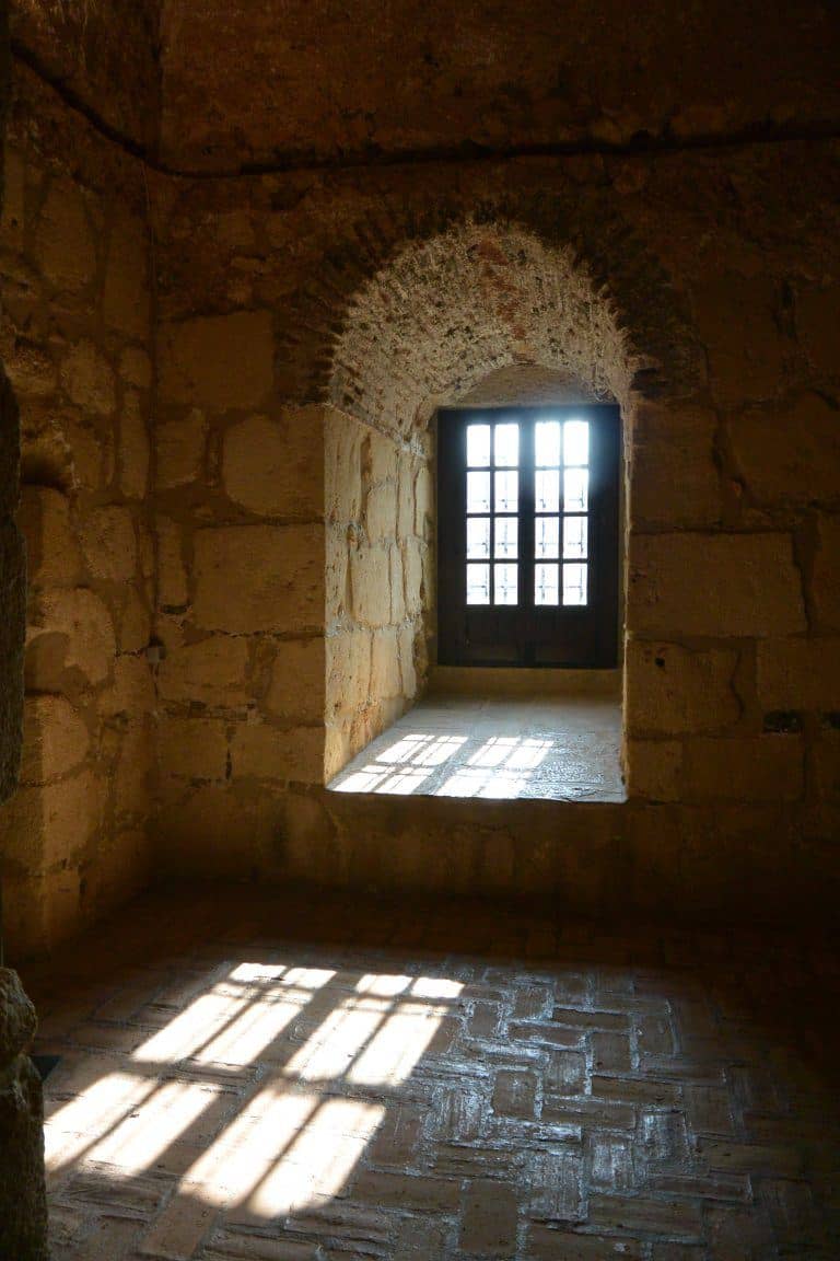 Antequera, Alcazaba – window and shadow, Feb.2018 (Antequera) (Andalucia)