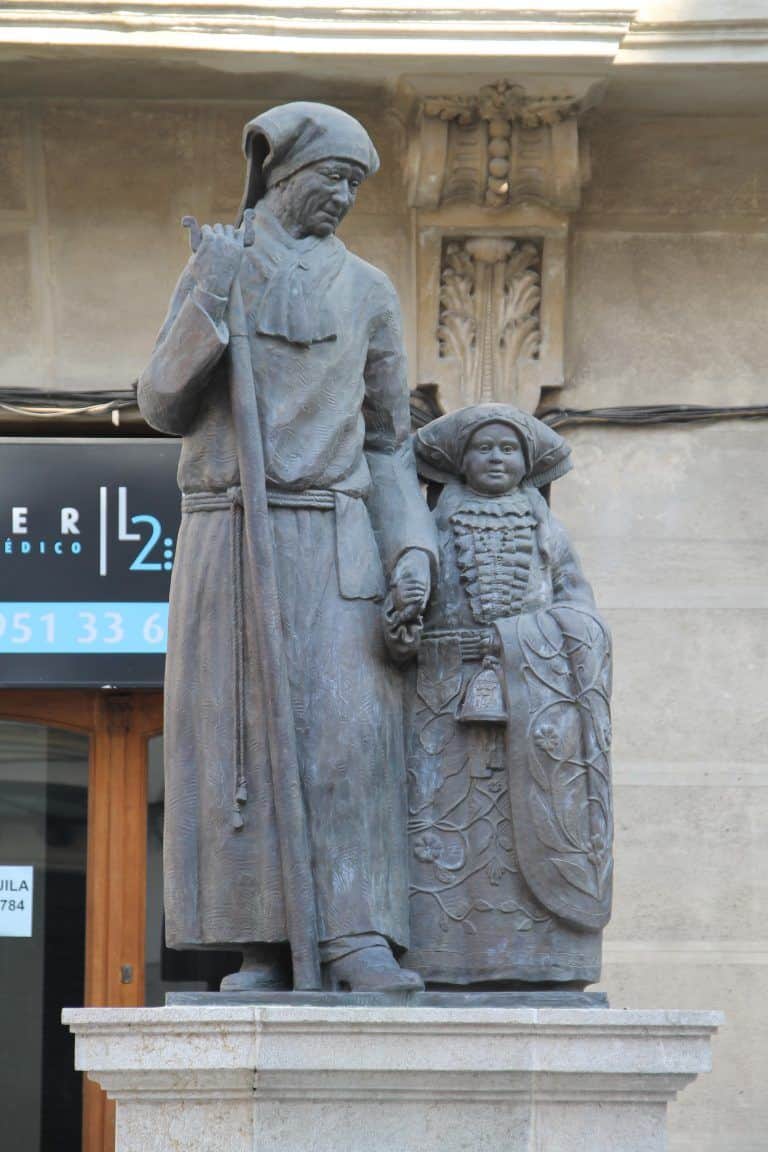 Antequera – statue in the town, Feb.2018 (Antequera) (Andalucia)