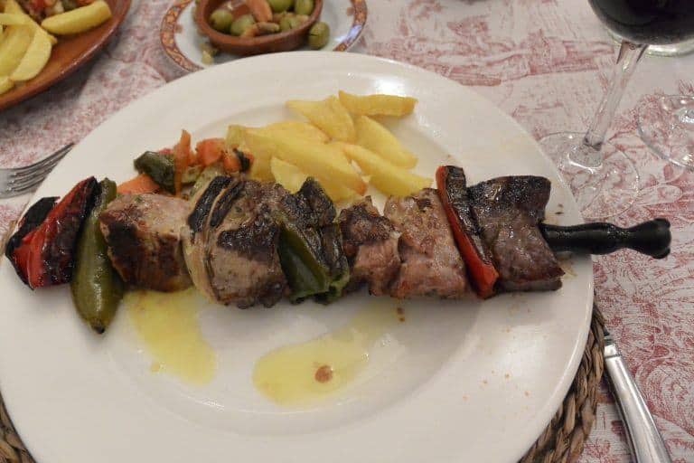 Antequera, Restaurante Plaza de Toros – skewered meat, Feb.2018 (Antequera) (Andalucia)