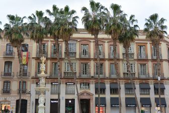 Il giro turistico per Malaga: la statua di Larios e altro.