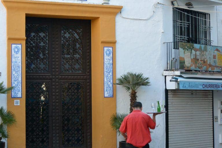 Marbella – waiter, Feb.2018 (Marbella) (Andalucía)