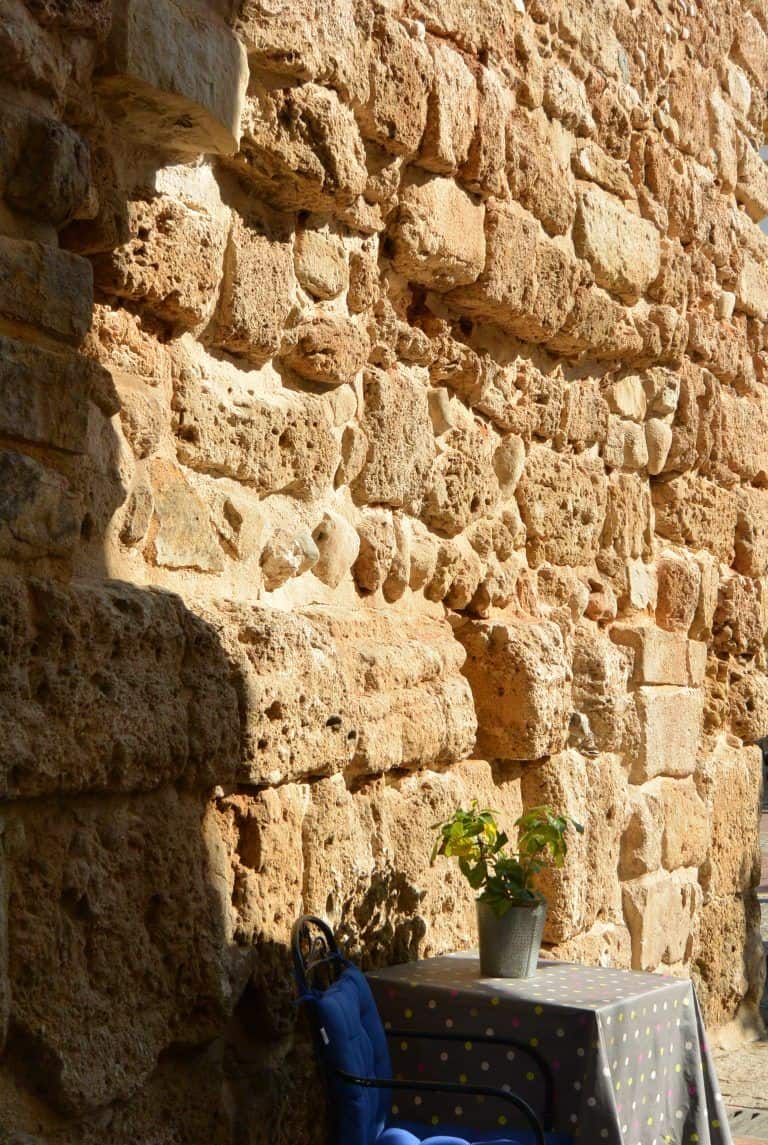 Marbella – wall and table, Feb.2018 (Marbella) (Andalucía)