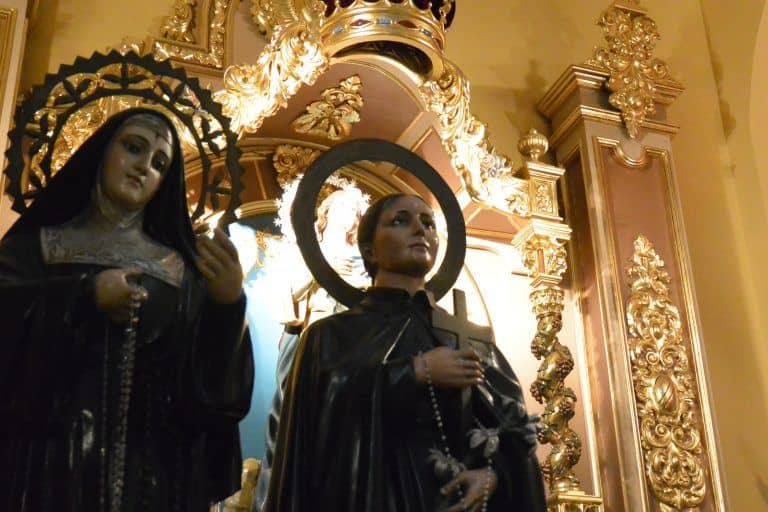 Marbella, Iglesia Mayor de la Encarnacion – statues, Feb.2018 (Marbella) (Andalucía)