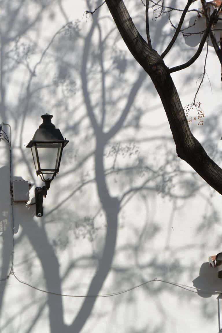 Marbella – lamp and shadows, Feb.2018 (Marbella) (Andalucia)