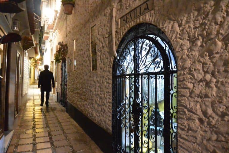 Marbella at night – alley, Feb.2018 (Marbella) (Andalucia)