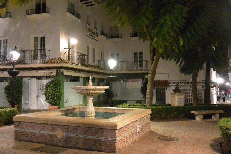 Marbella at night – fountain in the square, Feb.2018 (Marbella) (Andalucia)