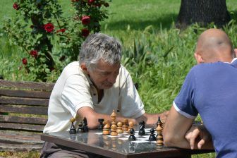 ベオグラードのKalemegdan 公園兼要塞跡でチェスに興じる人々