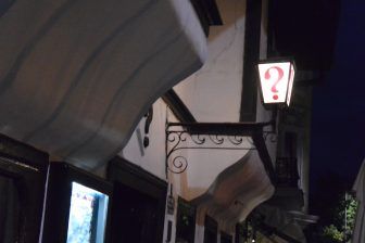 Il ristorante chiamato “?” e la città di notte