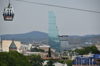 ジョージアの首都、トビリシでラディソン・ブルー・イベリア・ホテルが見える景色
