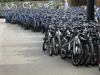 シャーウッドの森の中のセンター・パークス内の貸自転車屋