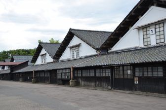 昔の日本女性の力を示す資料館がある山居倉庫